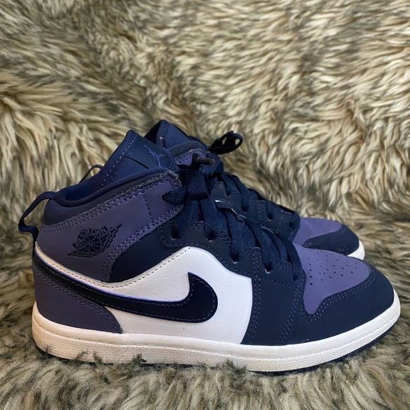 Gently used. Kids Nikes sneakers size 1.5Y - Picture 2 of 2